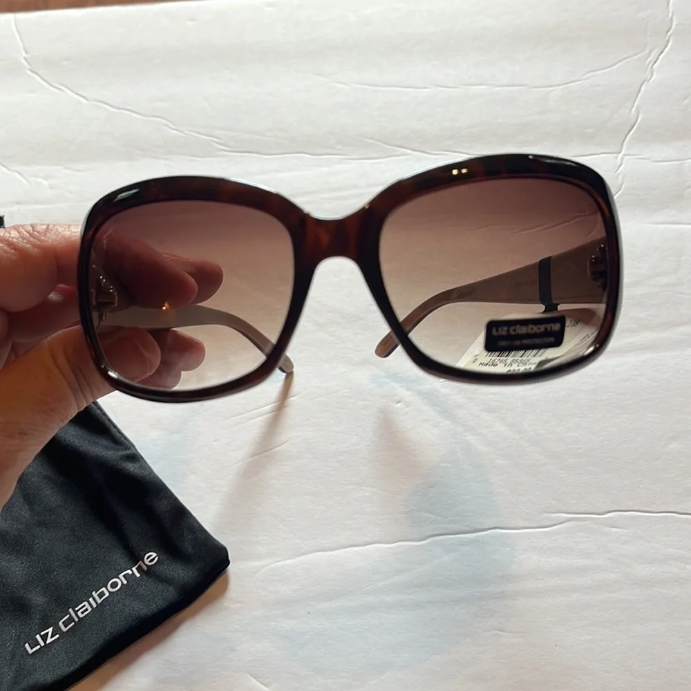 NWT-Liz Claiborne 100% UV protection brown sunglasses with bag